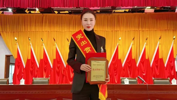 熱烈祝賀集團總經(jīng)理張娟在李滄區(qū)“作風能力提升年”活動中，獲評“突出貢獻個人”榮譽稱號
